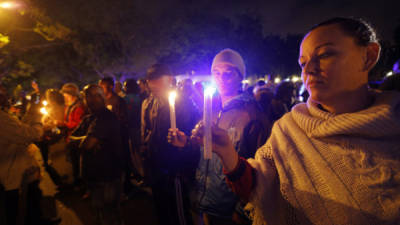 Con velas en mano, los sudafricanos están tristes por la muerte de Nelson Mandela.