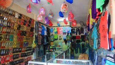 Ropa y zapatos predominan en las importaciones que llegan a la aduana. La mayoría proveniente de Panamá y China. Foto: Melvin Cubas.