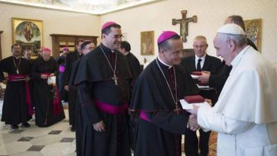 El papa Francisco este domingo con una delegación de la Iglesia salvadoreaña en el Vaticano. EFE/Osservatore Romano.