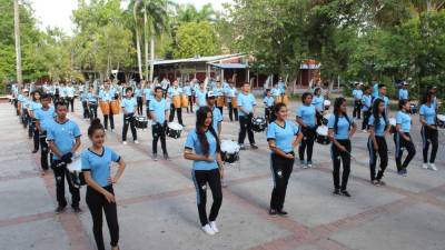 En la imagen superior, los alumnos de la banda del JTR ensayan sus coreografías en el patio central de ese centro educativo.