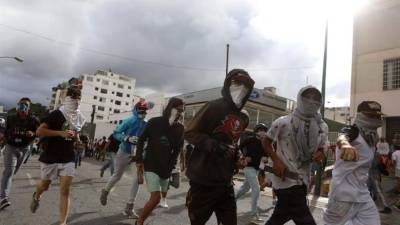 Manifestantes participan en una protesta contra el Gobierno del presidente de Venezuela, Nicolás Maduro, en Caracas (Venezuela). EFE