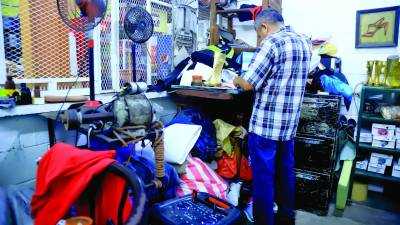 <b>Muchos zapateros se han visto obligados a cerrar sus talleres y migrar a otro país por falta de apoyo gubernamental. Foto: M. Cubas.</b>