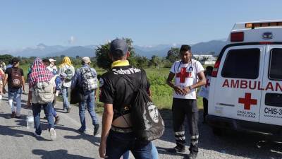 Los cuerpos quedaron sobre la carretera federal mientras la Policía municipal de La Ventosa y La Venta.