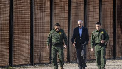 El presidente de los Estados Unidos, Joe Biden, habla con los oficiales de Aduanas y Protección Fronteriza de los Estados Unidos mientras visita la frontera entre Estados Unidos y México en El Paso, Texas, el 8 de enero de 2023.