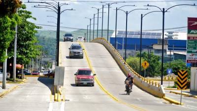 Así lucen los puentes en el bulevar del norte y este construidos por Siglo 21. La alcaldía construyó uno en la segunda calle. Fotos: José Cantarero