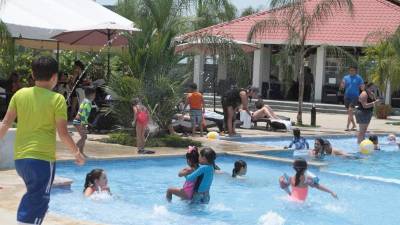 El hotel Copantl y el Villa Nuria recibieron ayer a cientos de vacacionistas que buscaban mitigar las altas temperaturas de la ciudad. fotos: franklyn muñoz.