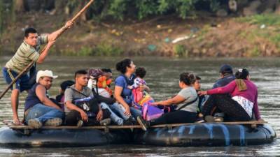 Los migrantes pagan 24 pesos para cruzar en balsas a México tras permanecer varados dos días en la frontera./AFP.