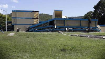 Vista de este jueves de una escuela pública derrumbada por el terremoto en el municipio de Guanica, Puerto Rico. EFE/ Thais Llorca