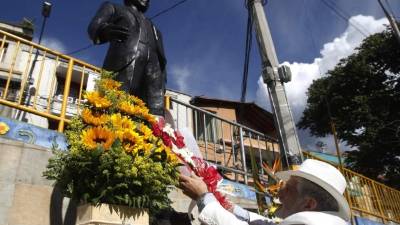El cantante argentino Francisco Acuña fue registrado ese sábado al realizar una ofrenda floral a la estatua de Carlos Gardel, en Medellín (Colombia). EFE