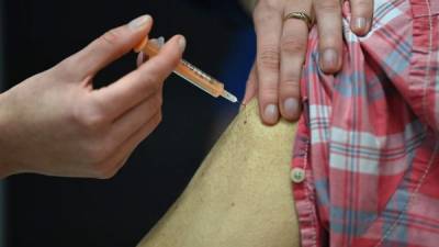 Foto de AFP/ Un paciente recibe una inyección de la vacuna Oxford / AstraZeneca Covid-19 en el centro de vacunación establecido dentro del Brighton Centre en Brighton, en el sur de Inglaterra.