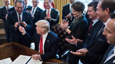 Trump firmó la orden en presencia de representantes empresariales.