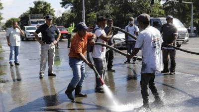 El alcalde Armando Calidonio supervisó varios sectores donde se han reportado daños, entre ellos, algunos semáforos.