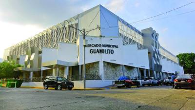 El mercado está listo, las calles de los alrededores permanecen cerradas.