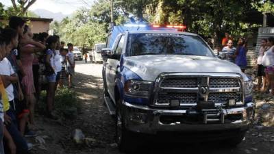 El momento cuando las autoridades de Medicina Forense llegaron al lugar a realizar el levantamiento respectivo.