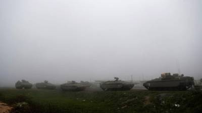 Tanques permanecen cerca de la localidad de Majdal Shams en la frontera entre Israel y Siria en los Altos del Golán este lunes. EFE