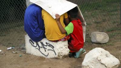 Niños juegan en el parque Monumento a la Madre en la ciudad de Danlí, al oriente de Honduras.