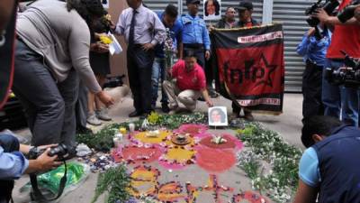 Dirigentes de distintas organizaciones de derechos humanos exigen justicia por el asesinato de Berta Cáceres frente a la morgue del Ministerio Público, en Tegucigalpa. EFE
