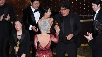 'Parasite' sorprendió en La Academia al llevarse el Óscar a mejor película. AFP