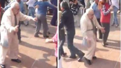 Un anciano bota las muletas y da lecciones de baile a todos los presentes.