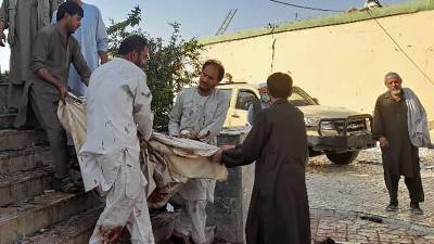 El grupo terrorista Estado Islámico se responsabilizó de un ataque contra una mezquita que dejó decenas de muertos y heridos en Afganistán.