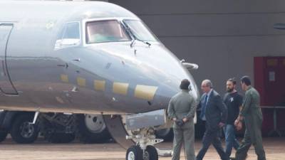 El expresidente de la Cámara de Diputados, Eduardo Cunha, es escoltado hacia un avión de la Policía Federal. Foto: AFP/Andressa Anholete