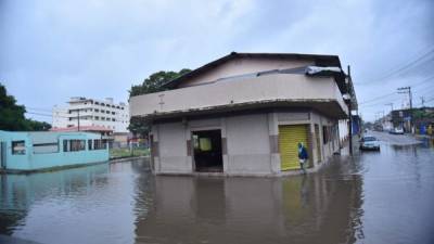Las lluvias en La Ceiba dejaron varias calles y avenidas inundadas. En Santa Fe, Colón, un taxi fue arrastrado cuando intentó cruzar el río Mohaguay.