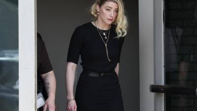 Amber Heard a su salida de la corte de Virginia tras escuchar el veredicto del jurado. Depp no se hizo presente ya que se encuentra en Londres.