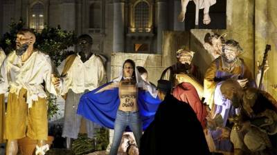 Un policía detuvo a la mujer que protestó con los senos al aire en el pesebre gigante del Vaticano.