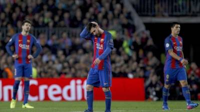 GRA857. Barcelona 08/03/2017.- El delantero argentino del FC Barcelona, Leo Messi (c), tras encajar el primer gol durante el encuentro correspondiente a la vuelta de los octavos de final de la Liga de Campeones, que disputan esta noche frente al Paris Saint Germain en el estadio del Nou Camp, en Barcelona. EFE / Quique García.