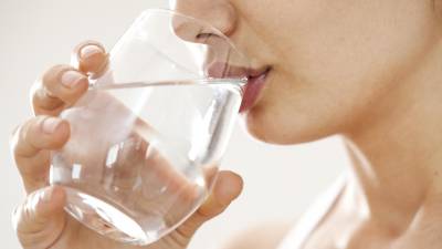 Beber agua ayuda a mantener el buen funcionamiento del cuerpo.