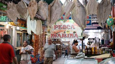 Los mercados ofrecen productos a un costo más accesible que otros puntos de venta. Fotos: Yoseh Amaya.