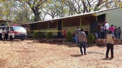 Escena acordonada por agentes de la PNC, luego de ataque contra maestro en Chiquimulilla, Santa Rosa. Foto Prensa Libre.