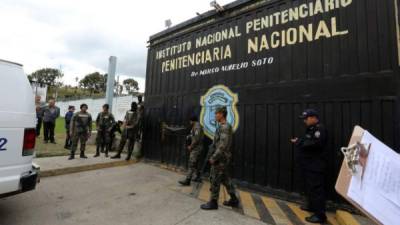 Militares en las afueras de la cárcel de máxima seguridad Marco Aurelio Soto en Támara. Foto: La Prensa/Archivo.