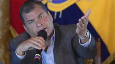 Correa invitó a Brad Pitt a 'meter su mano' en las lagunas afectadas por la petrolera en Ecuador.