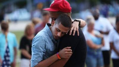 Miles de personas participaron ayer portando velas en una vigilia en el centro de Orlando en memoria de las víctimas de la matanza en el club nocturno Pulse hace una semana.