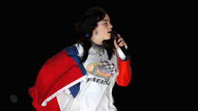 La cantante Billie Eilish se puso una bandera de Chile durante el concierto.