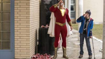 Fotograma cedido por Warner Bros. donde aparece Zachary Levi (i) como Shazam y Jack Dylan Grazer (d) como Freddy Freeman. EFE/ Warner Bros