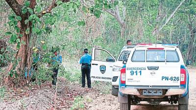 <b><span class=mln_uppercase_mln>Criminalidad.</span></b> La Policía Nacional en una escena de un crimen en la zona norte de Honduras.