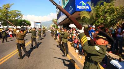 Tradición. El Liceo Militar ha desfilado desde 1983 en San Pedro Sula, año en que se fundó la institución cívico-militar.