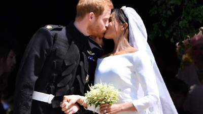 El príncipe Harry, duque de de Sussex, besa a su esposa Meghan, duquesa de Sussex, al finalizar la ceremonia religiosa.
