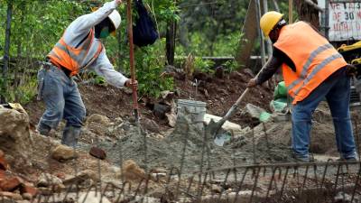 Hombres trabajan en construcción en Tegucigalpa (Honduras).