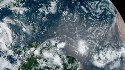 Fotografía satelital cedida por La Oficina Nacional de Administración Oceánica y Atmosférica (NOAA) a través del Centro Nacional de Huracanes (NHC) estadounidense donde se muestra la localización de la tormenta tropical Beryl en la cuenca atlántica, antes de convertirse en huracán.