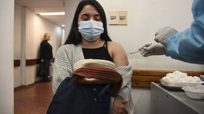 EEUU recomendará una tercera dosis de la vacuna anticovid para reforzar protección ante la variante delta./AFP.