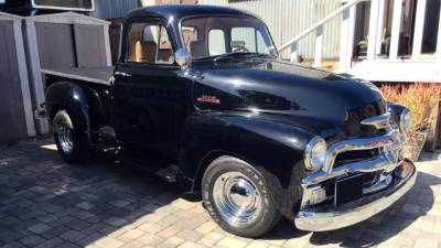 Fotografía cedida por Barrett-Jackson Collector Car Auction, donde se aprecia el Chevrolet 3100 Pickup 1954, personalizado del actor estadounidense Bruce Willis, que forma parta de cerca de 1800 autos que salieron a subasta.