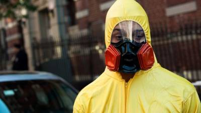 Autoridades sanitarias trabajan para desinfectar el edificio de apartamentos donde vivía el Dr. Spencer.