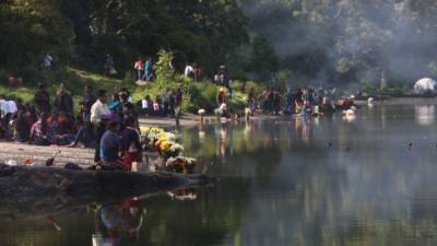 Indígenas colocan ofrendas florales y oran a la orilla de la laguna Chicabal durante la 'Rogativa de la lluvia' hoy, jueves 25 de mayo de 2017.