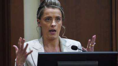 Whitney Henriquez, hermana de la actriz Amber Heard, testifica en el estrado durante el juicio por difamación de Johnny Depp contra su ex esposa.