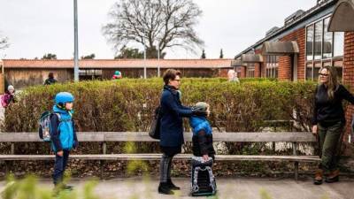 Niños encantados y padres aliviados a las puertas de una escuela en Copenhague. Los pequeños daneses se convirtieron este miércoles en los primeros alumnos de Europa afectados por semanas de confinamiento que regresaron a clase.