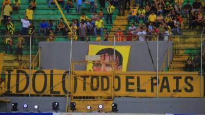 En las graderías del sector este los aficionados comenzaron a llegar desde horas tempranas.