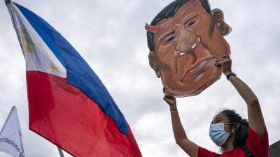 Durante el confinamiento, el presidente filipino ordenó a las fuerzas policiales disparar contra quienes violaran las reglas de circulación. Foto: AFP